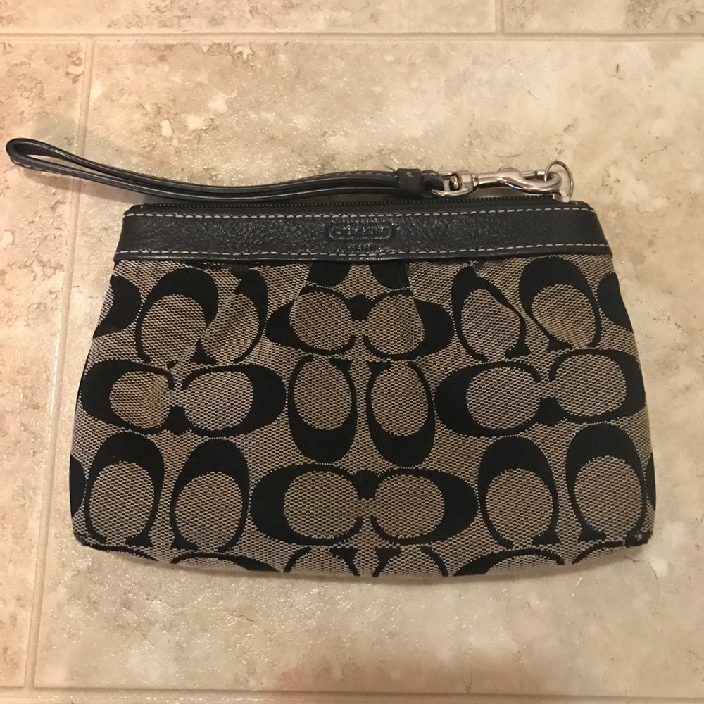 ‼️CLOSET DOWNSIZE‼️
Coach black and grey wristlet